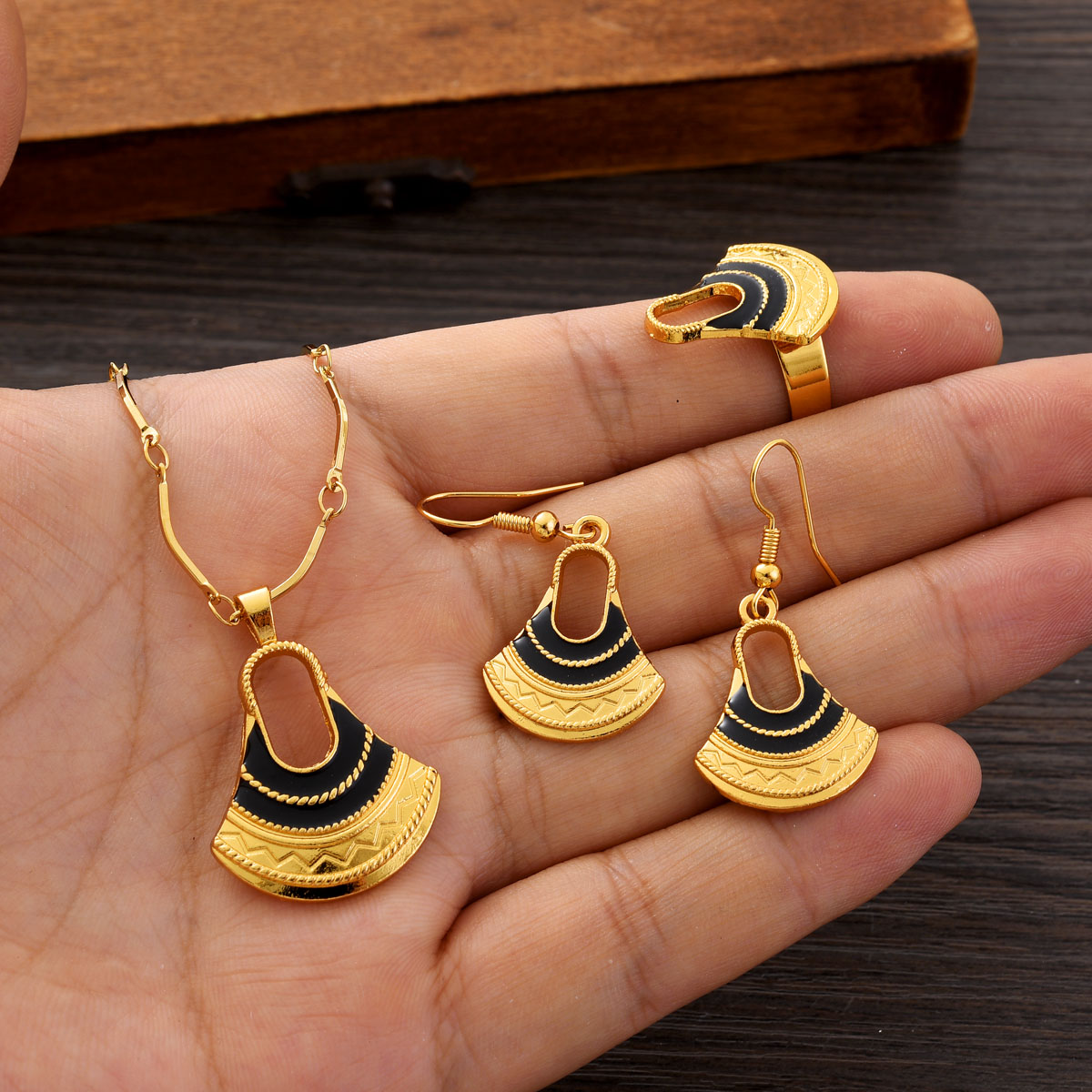 Men Accessories India - ファッション PNG ゴールドカラー ジュエリーセット 女性用 ガールズ