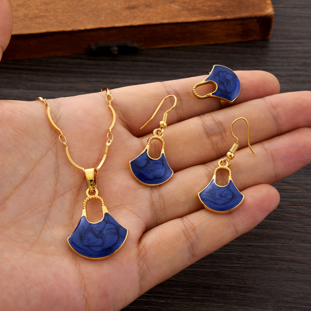 ファッション PNG ゴールドカラー ジュエリーセット 女性 - Men Accessories India のレビューと価格